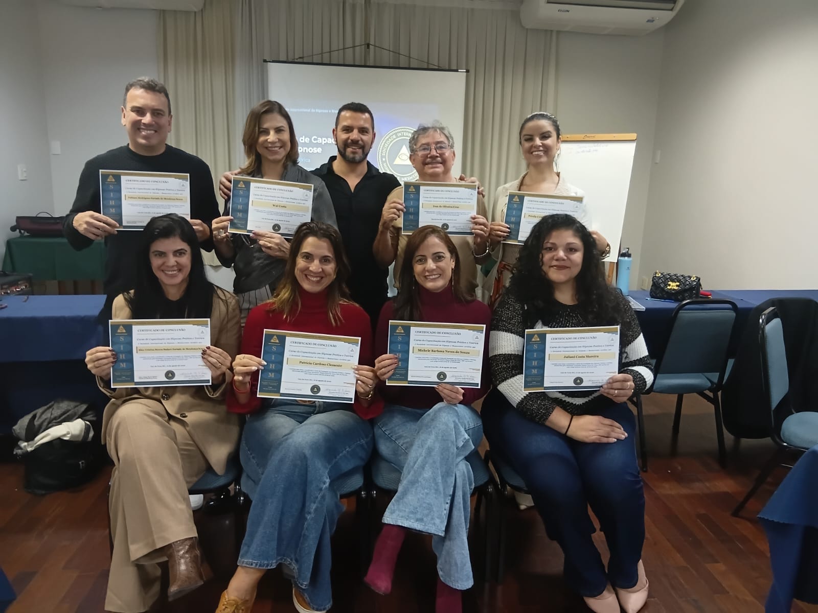 Foto da turma do Curso de Hipnose de agosto de 2026 em Juiz de Fora, com o Dr. Alexandre Feres